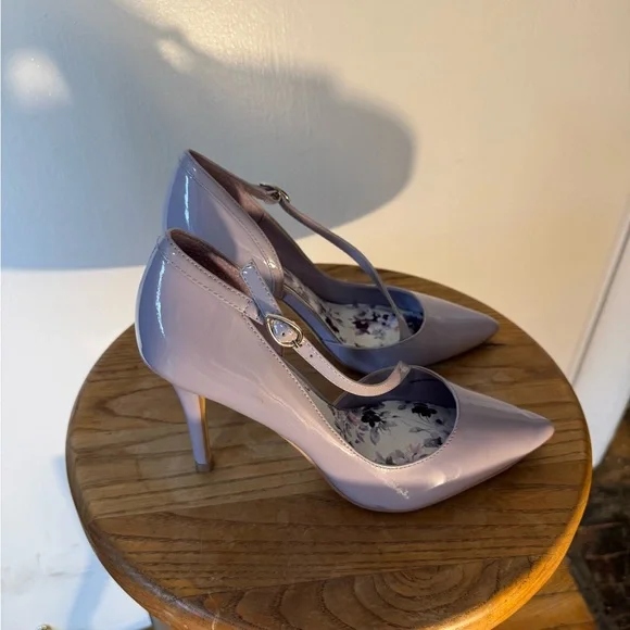 White House Black Market Lavender Heels - Picture 4 of 9